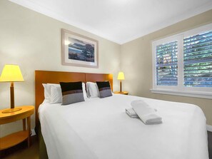 3 bedrooms, iron/ironing board, internet, bed sheets