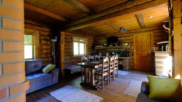 Deluxe-mökki, sauna, jokinäköala | Oleskelualue | Leluja