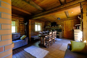 Deluxe-Ferienhaus, Sauna, Flussblick | Wohnbereich | Kinderspielzeug