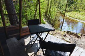 Cabaña básica, vista al jardín | Decoración personalizada y muebles diferentes 