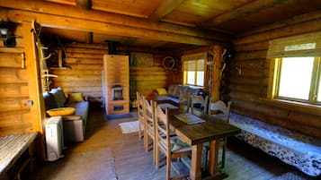 Deluxe-mökki, sauna, jokinäköala | Oleskelualue | Leluja
