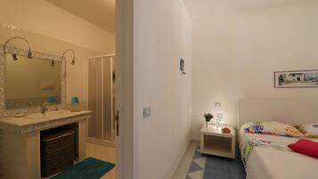 2 slaapkamers, een strijkplank/strijkijzer, internet, beddengoed