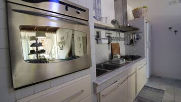 Kühlschrank, Ofen, Herdplatte, Kochgeschirr/Geschirr/Besteck