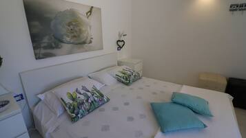 2 bedrooms, iron/ironing board, Internet, bed sheets