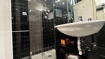 Dusche, Haartrockner, Bidet, Handtücher