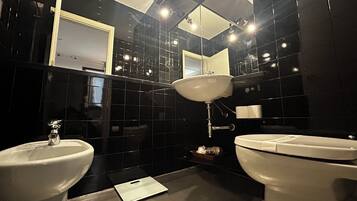 Dusche, Haartrockner, Bidet, Handtücher