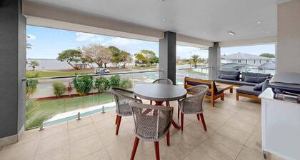 Newport Luxury House with Pool