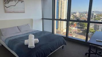1 habitación, tabla de planchar con plancha, wifi gratis y ropa de cama