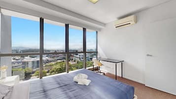 1 habitación, tabla de planchar con plancha y cuna de viaje