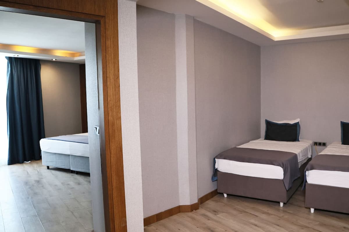 Familien-Doppel- oder -Zweibettzimmer, Meerblick | Bettwäsche aus ägyptischer Baumwolle, hochwertige Bettwaren, Minibar