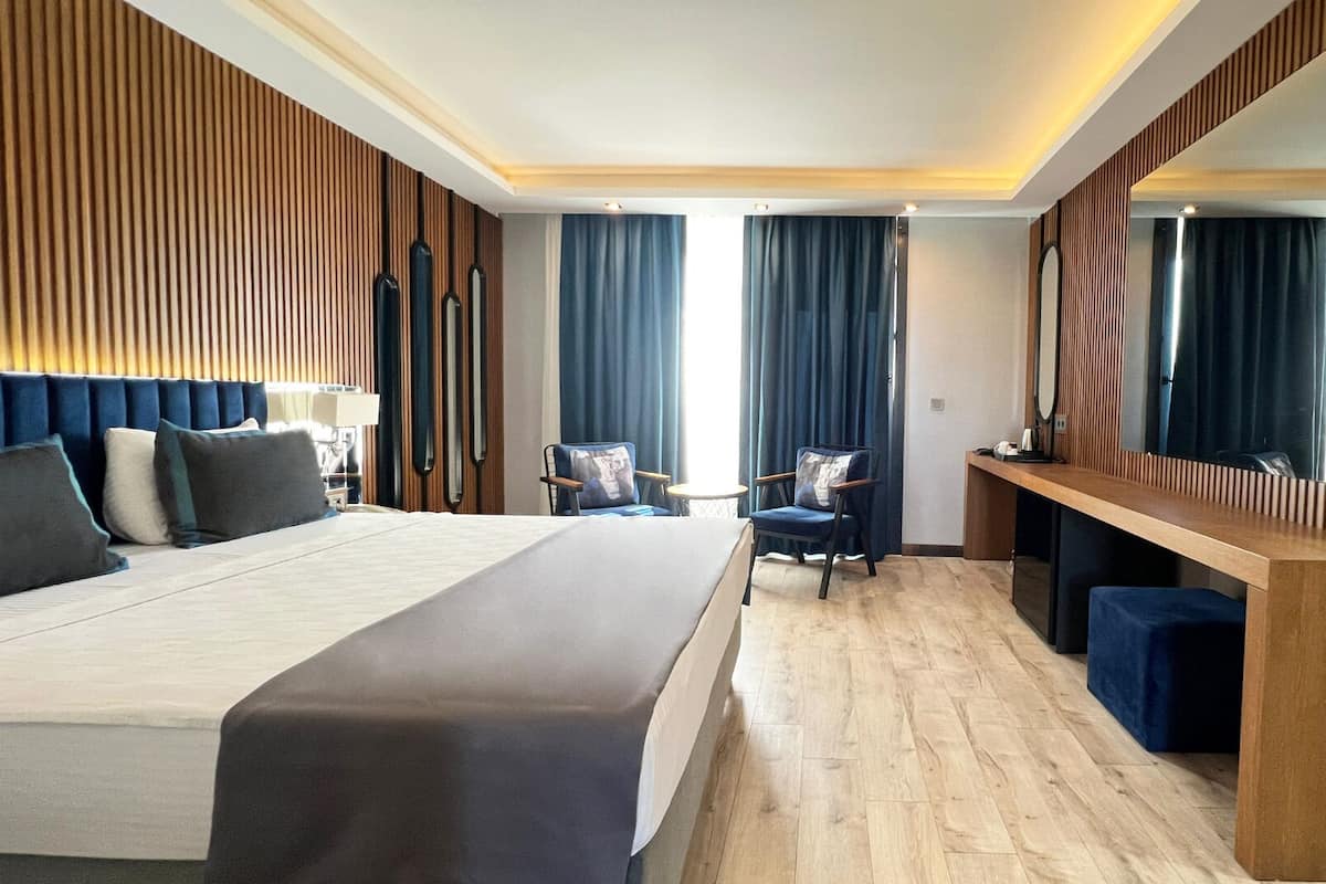 Egyptian cotton sheets, premium bedding, minibar, in-room safe