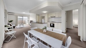 Un apartamento moderno con comedor, cocina y balcón con vistas.