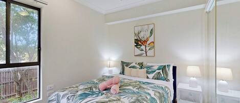 2 slaapkamers, een bureau, een strijkplank/strijkijzer, gratis wifi