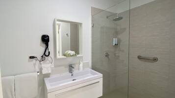 Deluxe Apartment, 1 Bedroom | Bathroom | Towels, soap, shampoo, toilet paper