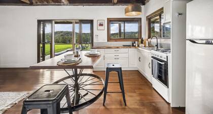Hitching Rail Hut - Romantic Rural Retreat with Outdoor Bath