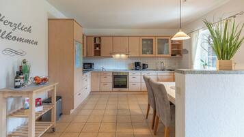 KĂŒhlschrank, Mikrowelle, Ofen, Herdplatte