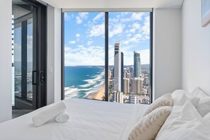 2 dormitorios, tabla de planchar con plancha, cuna de viaje