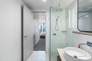 Douche, sĂšche-cheveux, serviettes fournies, savon