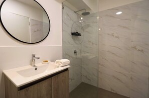 Dusche, Haartrockner, Handtücher