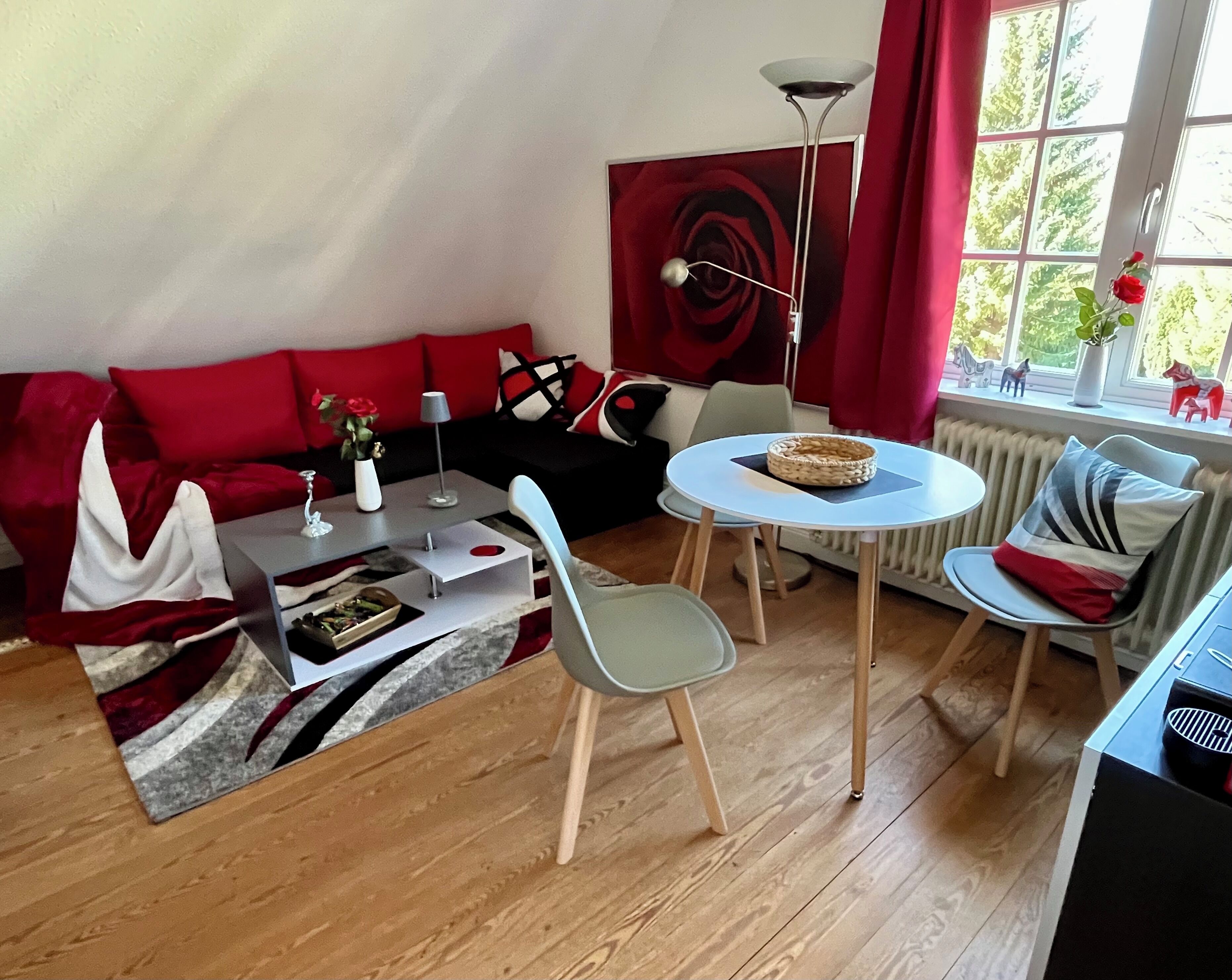 Smart-TV, Kamin, Bücher