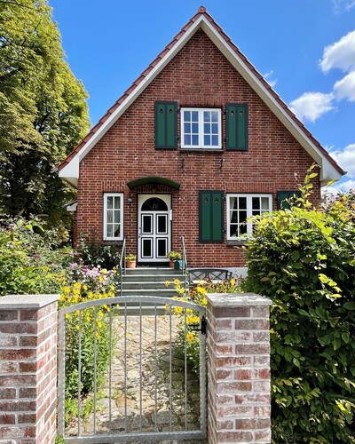 Small country house pearl by the castle park and lake, in dreamlike nature!