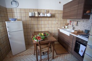 Kylskåp, ugn, spishäll och kaffe- och tebryggare