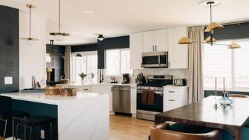 Een koelkast, een magnetron, een oven, een kookplaat