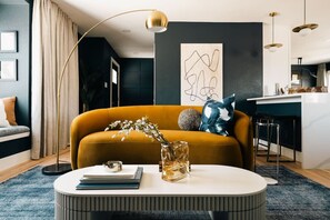 Smart TV, chimenea y estéreo 