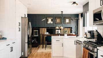 Een koelkast, een magnetron, een oven, een kookplaat