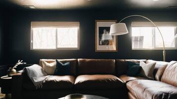 Een smart-tv, een open haard en een stereo