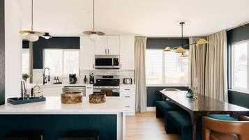 Kühlschrank, Mikrowelle, Ofen, Herdplatte