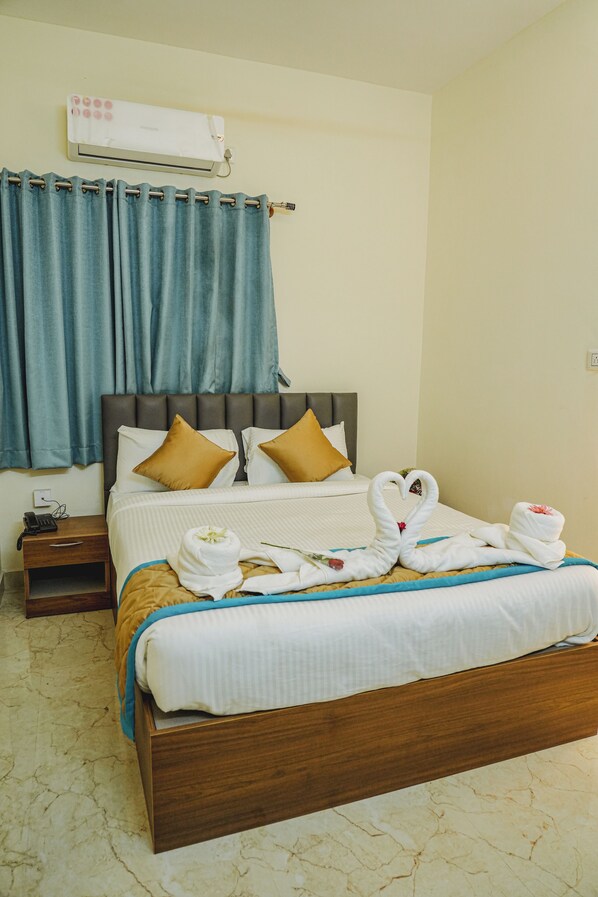 Schreibtisch, laptopgeeigneter Arbeitsplatz, kostenloses WLAN