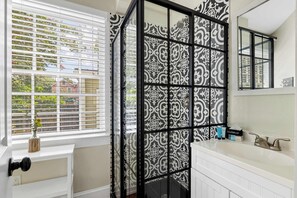 Dusche, Haartrockner, Handtücher