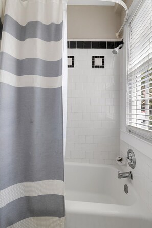 Suihku, hiustenkuivaaja, pyyhkeet, saippua