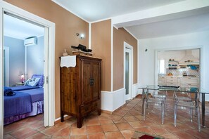 2 habitaciones, tabla de planchar con plancha y cuna de viaje