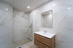 Een douche, handdoeken