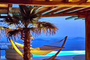 Property grounds - My Rental Homes - Queen Villa with pool area furnished with sunbeds and sea view (Mykonos)