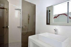 Douche, séchoir à cheveux, serviettes fournies