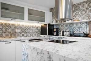 Kühlschrank, Mikrowelle, Ofen, Herdplatte