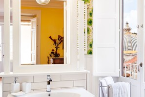 Douche, sèche-cheveux, bidet