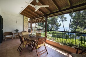 Outdoor dining - Coral Villa by Luxlikehome (Kriopighi)