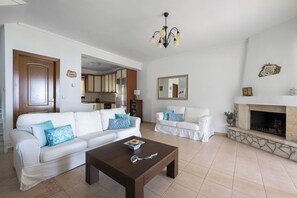 TV - Coral Villa by Luxlikehome (Kriopighi)