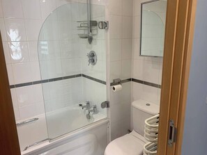Apartment | Bathroom | Combined shower/tub, deep soaking tub, hair dryer - 2 Bed Flat - Sleeps 6 - Parking - Wifi (Liverpool)