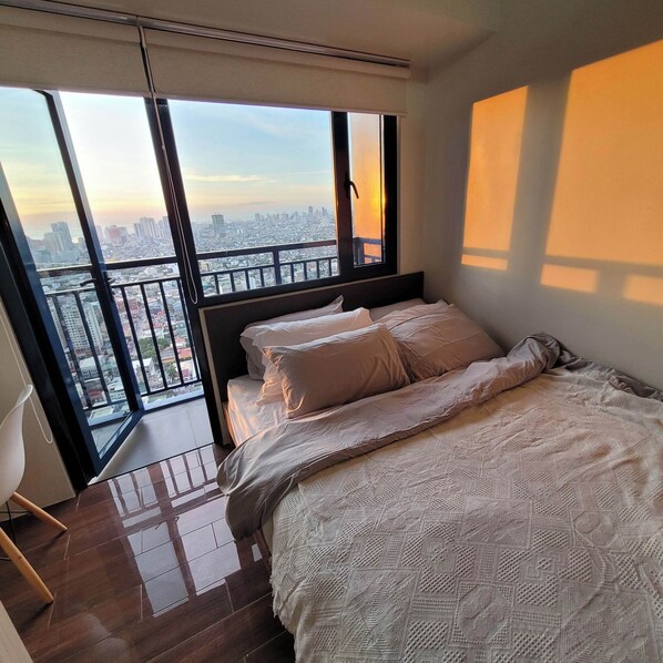 1 bedroom, iron/ironing board, free WiFi, bed sheets - Panoramic View Corner Unit w/ Balcony Near Airport & Sky Way - 2 (Makati)