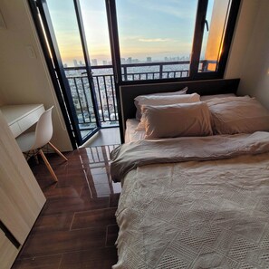 1 bedroom, iron/ironing board, free WiFi, bed sheets - Panoramic View Corner Unit w/ Balcony Near Airport & Sky Way - 2 (Makati)