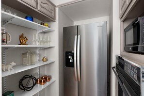 Een koelkast, een microgolfoven, een oven, een kookplaat