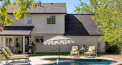 Pool Getaway | Movie Room | Games | Yard BBQ Pets