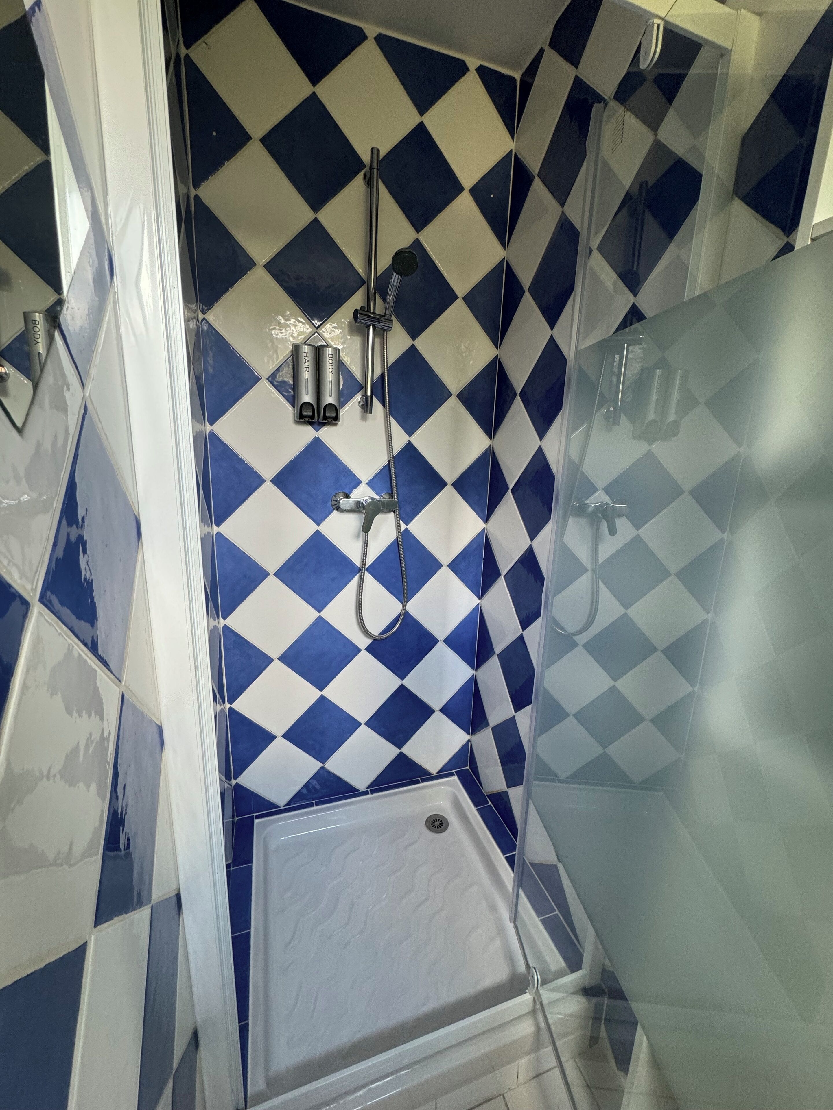 Douche, sèche-cheveux, serviettes fournies, savon