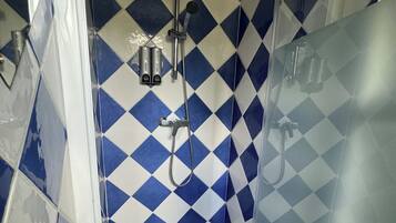Douche, sèche-cheveux, serviettes fournies, savon