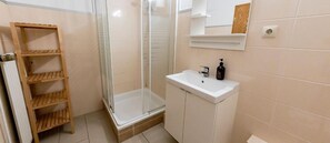 Douche, sèche-cheveux, papier toilette